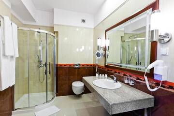 Фото номера Двухместный номер с 2 отдельными кроватями и балконом Отель Hotel Gołębiewski Karpacz г. Карпач 8