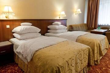 Фото номера Двухместный номер с 2 отдельными кроватями и балконом Отель Hotel Gołębiewski Karpacz г. Карпач 2