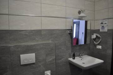 Фото номера Трехместный номер - Доступ для гостей с ограниченными физическими возможностями Отели типа «постель и завтрак» Villa Karpacz г. Карпач 12