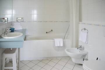 Фото номера Стандартный двухместный номер с 1 кроватью Отель Hotel Rezydencja г. Карпач 8